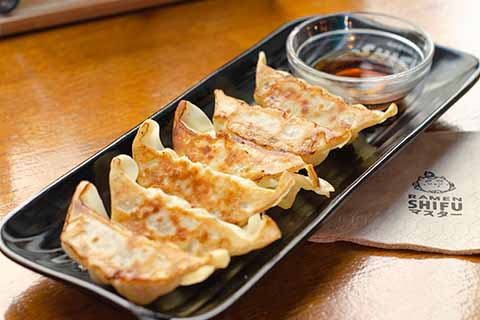 Gyozas de pollo y verduras - - - 5,25€